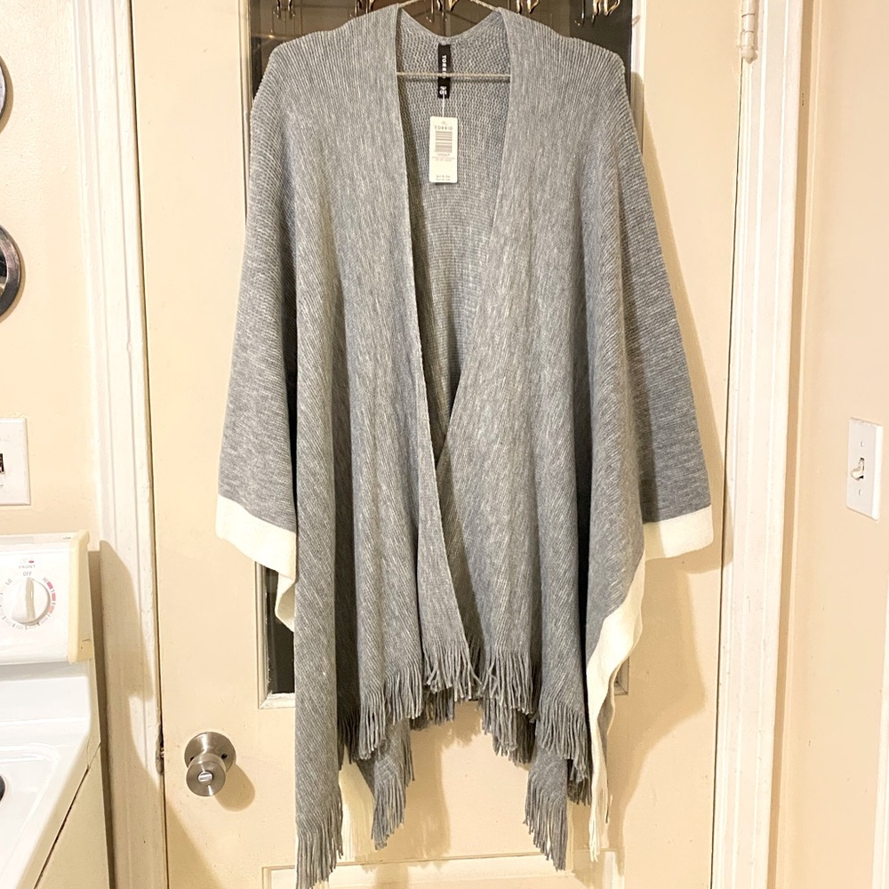 Contrast border fringe ruana NWT
